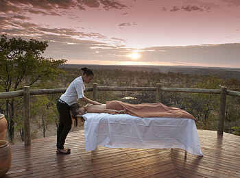 The Elephant Camp: Outdoor-Massage