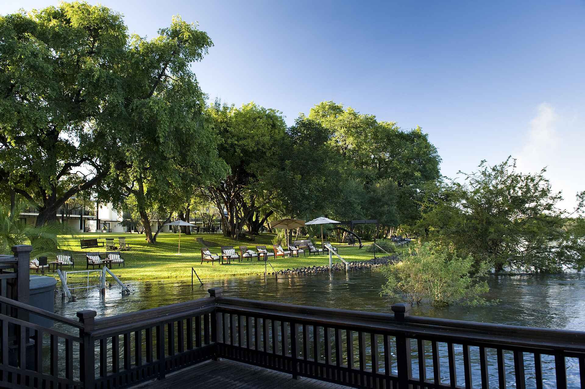 Hotel, Livingstone, Mosi-oa-Tunya, Sambesi, The Royal Livingstone, Victoria Falls, Viktoriafälle, Wasserfälle, Zambezi, Flussufer, Garten, Park, Sonnendeck, Ufer, Sun International