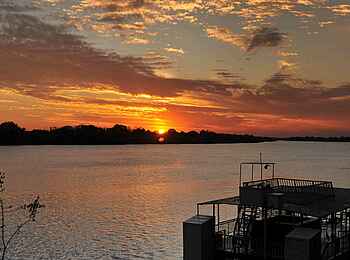 The Zambezi Waterfront: Sonnenuntergang auf der Terrasse