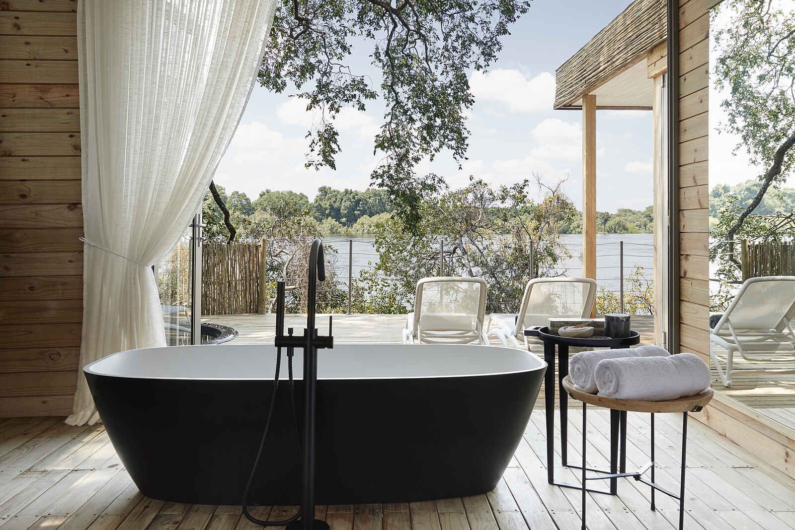 Victoria Falls River Lodge - Island Treehouse Suites: Badezimmer mit Ausblick Victoria Falls River Lodge - Island Treehouse Suites: Badezimmer mit Ausblick