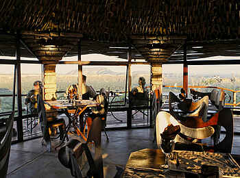 Vingerklip Lodge: Das sonnendurchflutete Eagle's Nest Restaurant mit Sonnerterrasse und Gästen