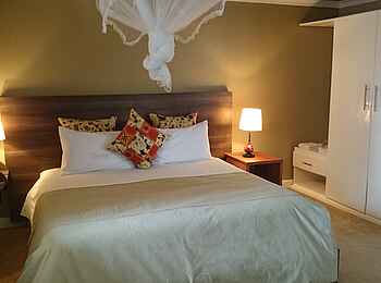 Five Volcanoes Boutique Hotel: Bett in der Family Suite