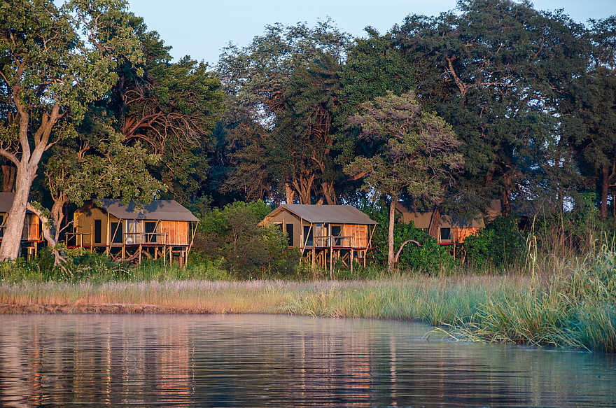 Kazile Island Lodge: Gästezelte am Ufer Kazile Island Lodge: Gästezelte am Ufer