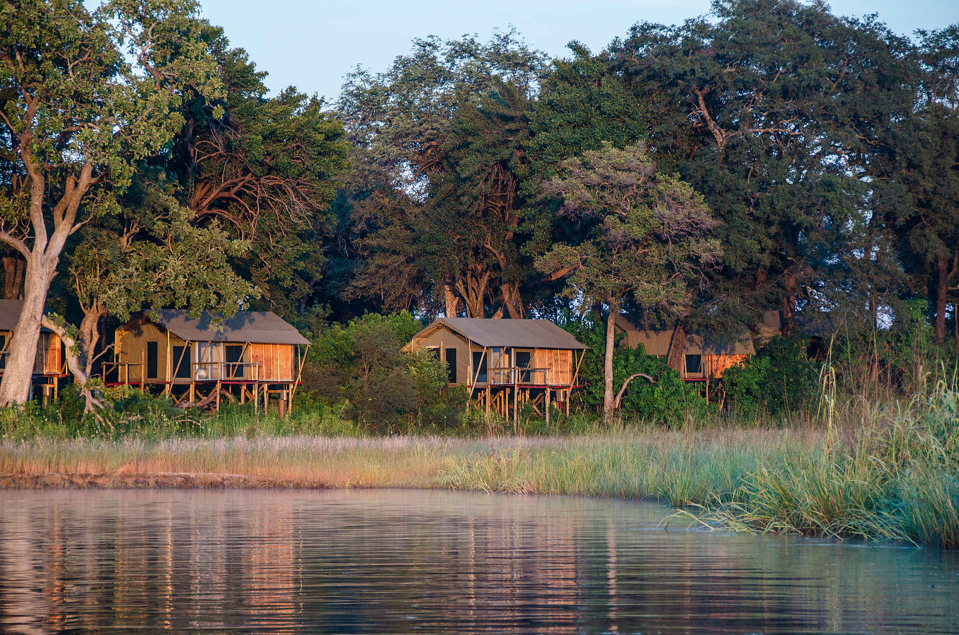 Kazile Island Lodge: Gästezelte am Ufer