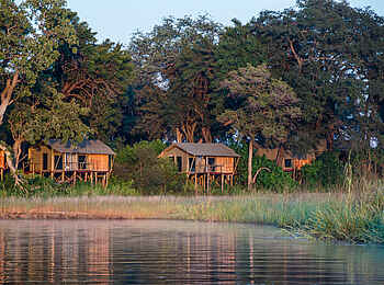Kazile Island Lodge: Gästezelte am Ufer