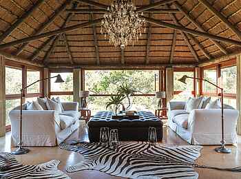 King's Camp - Waterbuck Private Camp: Lounge mit oppulentem Lüster der Master Suite King's Camp - Waterbuck Private Camp: Lounge mit oppulentem Lüster der Master Suite