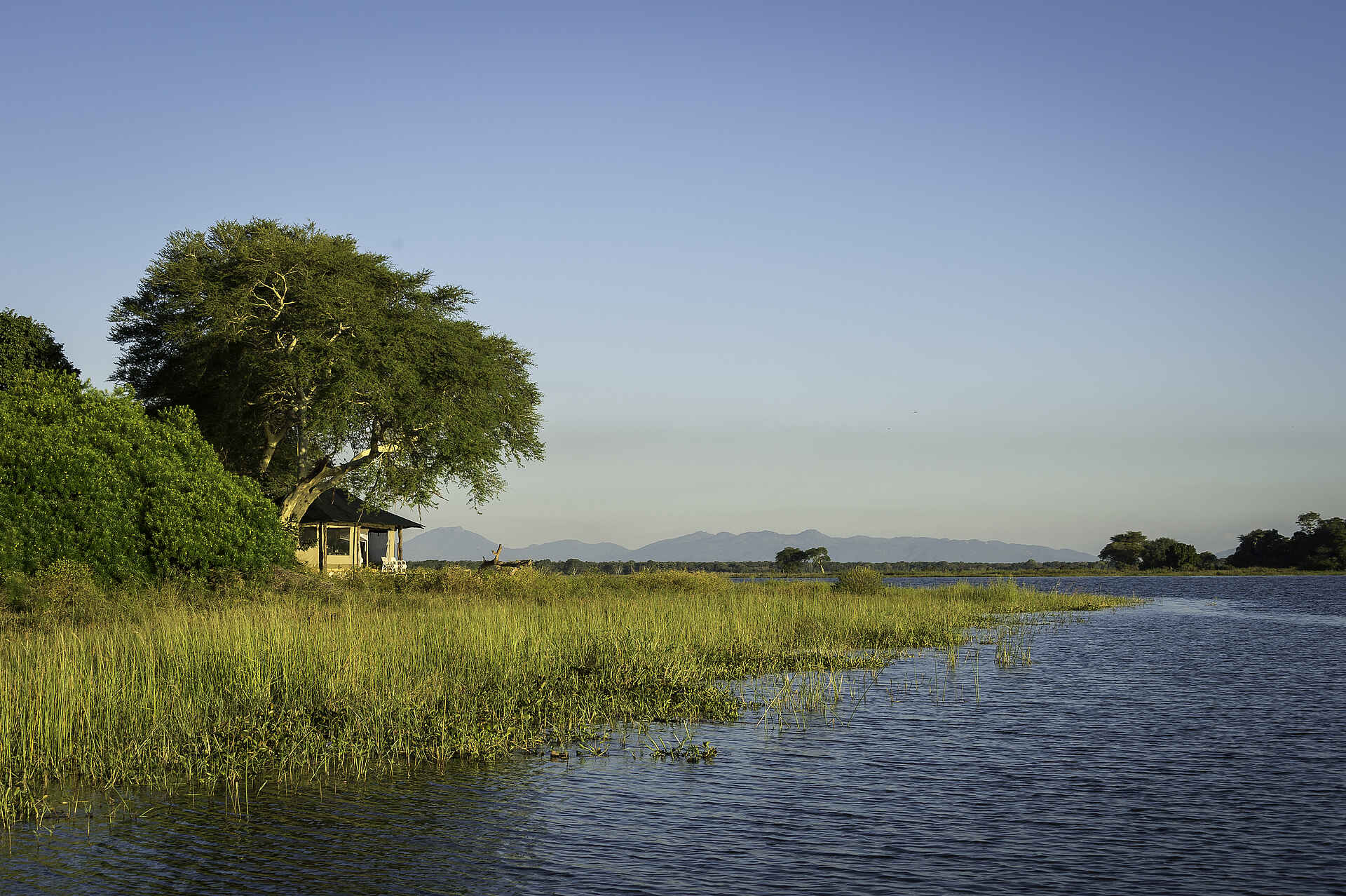 Kuthengo Camp: Lage am Shire River Kuthengo Camp: Lage am Shire River