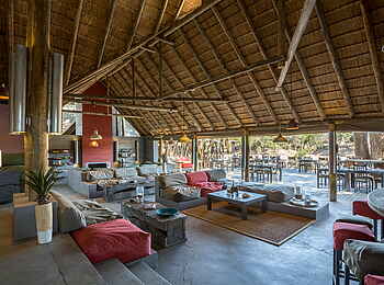 Simbavati River Lodge: Blick auf den Außen-Essbereich
