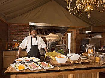 Verney's Camp: Servicemitglied mit Buffet