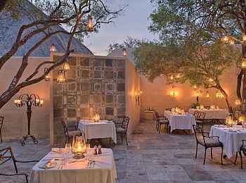 &Beyond Ngala Safari Lodge: Innenhof der Lodge