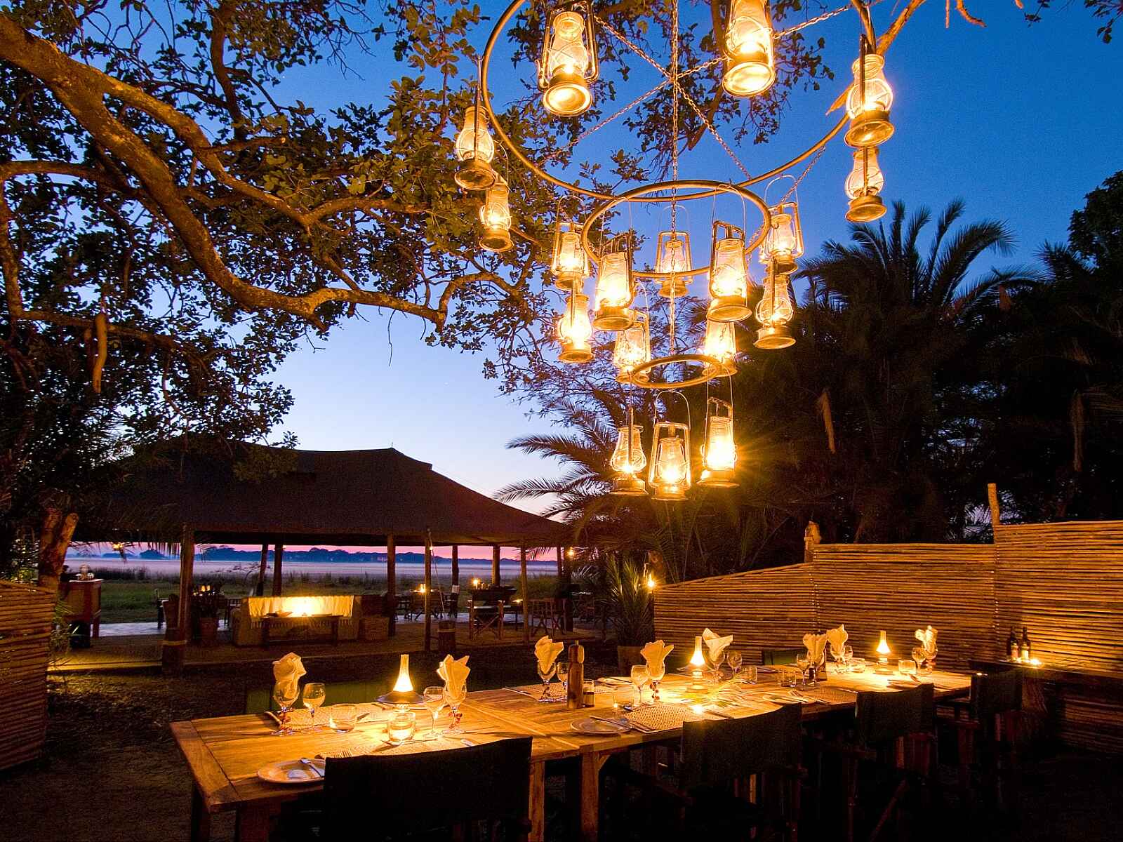 Busanga Bush Camp: Dinner unterm Buschkronleuchter Busanga Bush Camp: Dinner unterm Buschkronleuchter