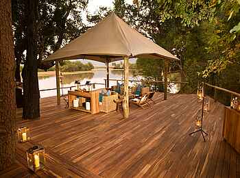 Chindeni Bushcamp: Sitzgruppe auf dem Deck Chindeni Bushcamp: Sitzgruppe auf dem Deck