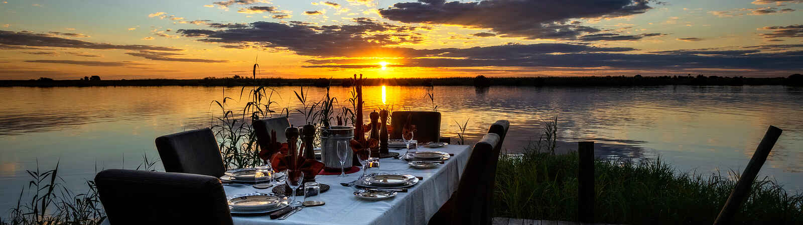 Chobe River Lodge: Dinner bei Sonnenuntergang Chobe River Lodge: Dinner bei Sonnenuntergang