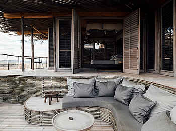 Jabali Ridge Camp: Eingelassener Loungebereich auf der Veranda Jabali Ridge Camp: Eingelassener Loungebereich auf der Veranda