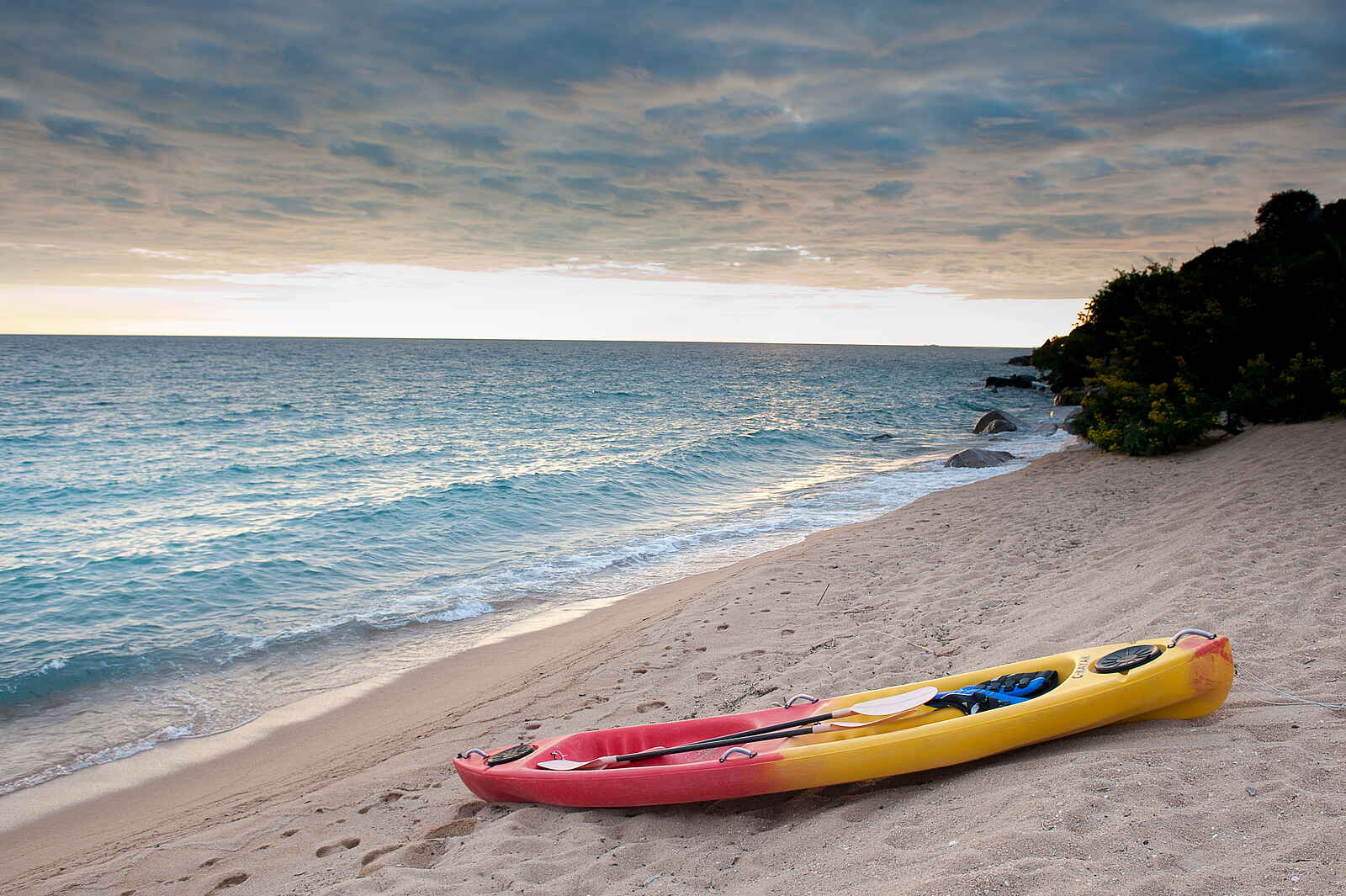Kaya Mawa: Kayak am Strand Kaya Mawa: Kayak am Strand