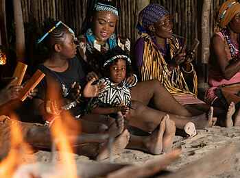 Khwai Expeditions Camp: Ein Kulturabend am Lagerfeuer Khwai Expeditions Camp: Ein Kulturabend am Lagerfeuer