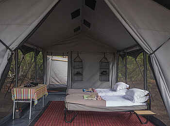 Kweene River Camp: Blick in das Zelt
