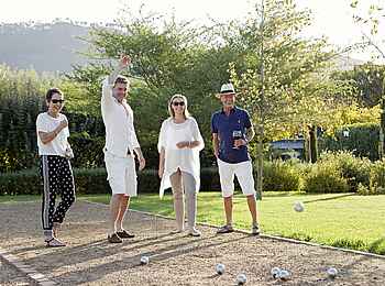 La Cle des Montagnes: Eine Partie auf der Boulebahn La Cle des Montagnes: Eine Partie auf der Boulebahn