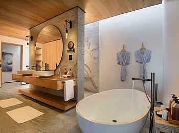 Morukuru Beach Lodge: Das Badezimmer einer Suite Morukuru Beach Lodge: Das Badezimmer einer Suite