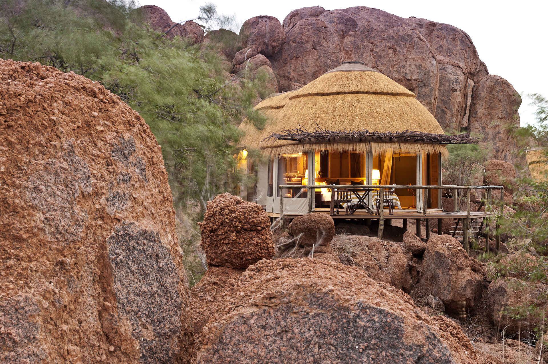 Damaraland, Felsen, Granitkuppen, Mowani Collection, Mowani Mountain Camp, Rondavel, Rundhütten, Twyfelfontein, Abendstimmung, Private Veranda, afrikarma, afrikarma Safaris, afrikarma.de