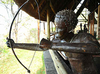 Muchenje Safari Lodge: Buschmann-Skulptur