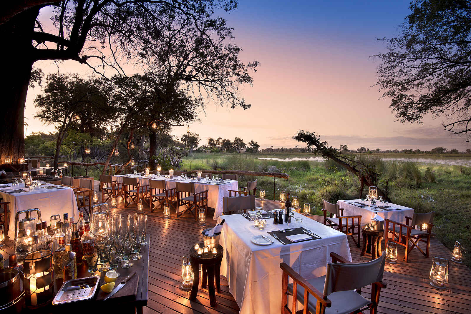 Nxabega Okavango Tented Camp: Terrasse im Kerzenlicht Nxabega Okavango Tented Camp: Terrasse im Kerzenlicht