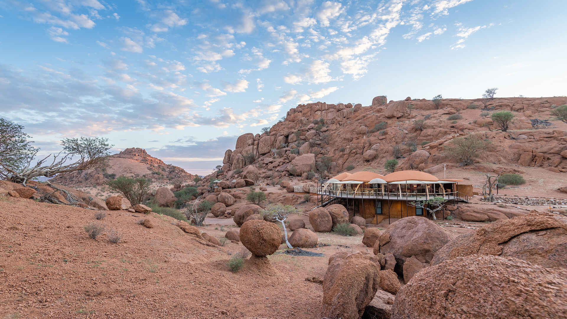 Onduli Ridge Camp: Blick aufs Camp Das Onduli Ridge Camp, eingebettet in die Felslandschaft