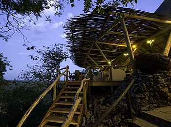 Ongava Lodge: Treppe zum Oberdeck Ongava Lodge: Treppe zum Oberdeck
