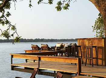 Royal Zambezi Lodge: Sausage Tree Bar beim Sonnenuntergang