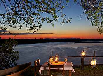 Rufiji River Camp: Dinner mit Blick auf den Rufiji River Rufiji River Camp: Dinner mit Blick auf den Rufiji River