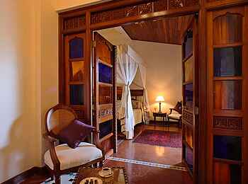 Sansibar Serena Hotel: Schmuckvolle Intarsien im Gästezimmer Sansibar Serena Hotel: Schmuckvolle Intarsien im Gästezimmer