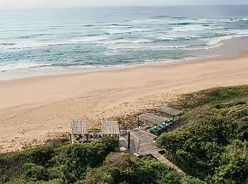 Thonga Beach Lodge: Strand mit Deck Thonga Beach Lodge: Strand mit Deck