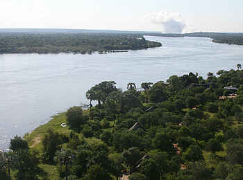 Victoria Falls River Lodge: Die Fälle im Hintergrund