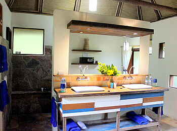 Volcanoes Bwindi Lodge: Blick ins Badezimmer mit Duschbereich