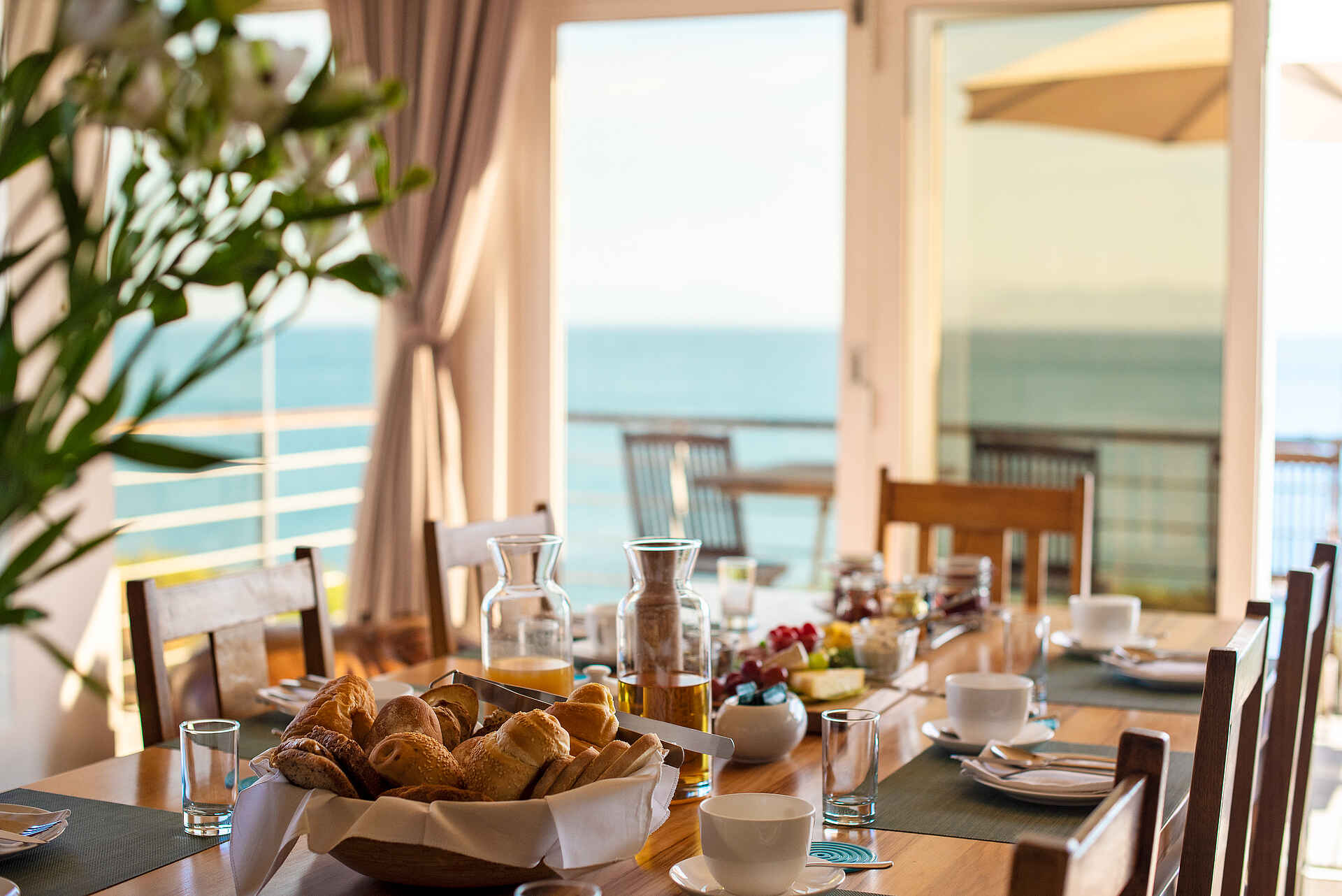 Whalesong Lodge: Frühstück im hellen Esszimmer