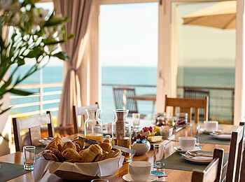 Whalesong Lodge: Frühstück im hellen Esszimmer Whalesong Lodge: Frühstück im hellen Esszimmer