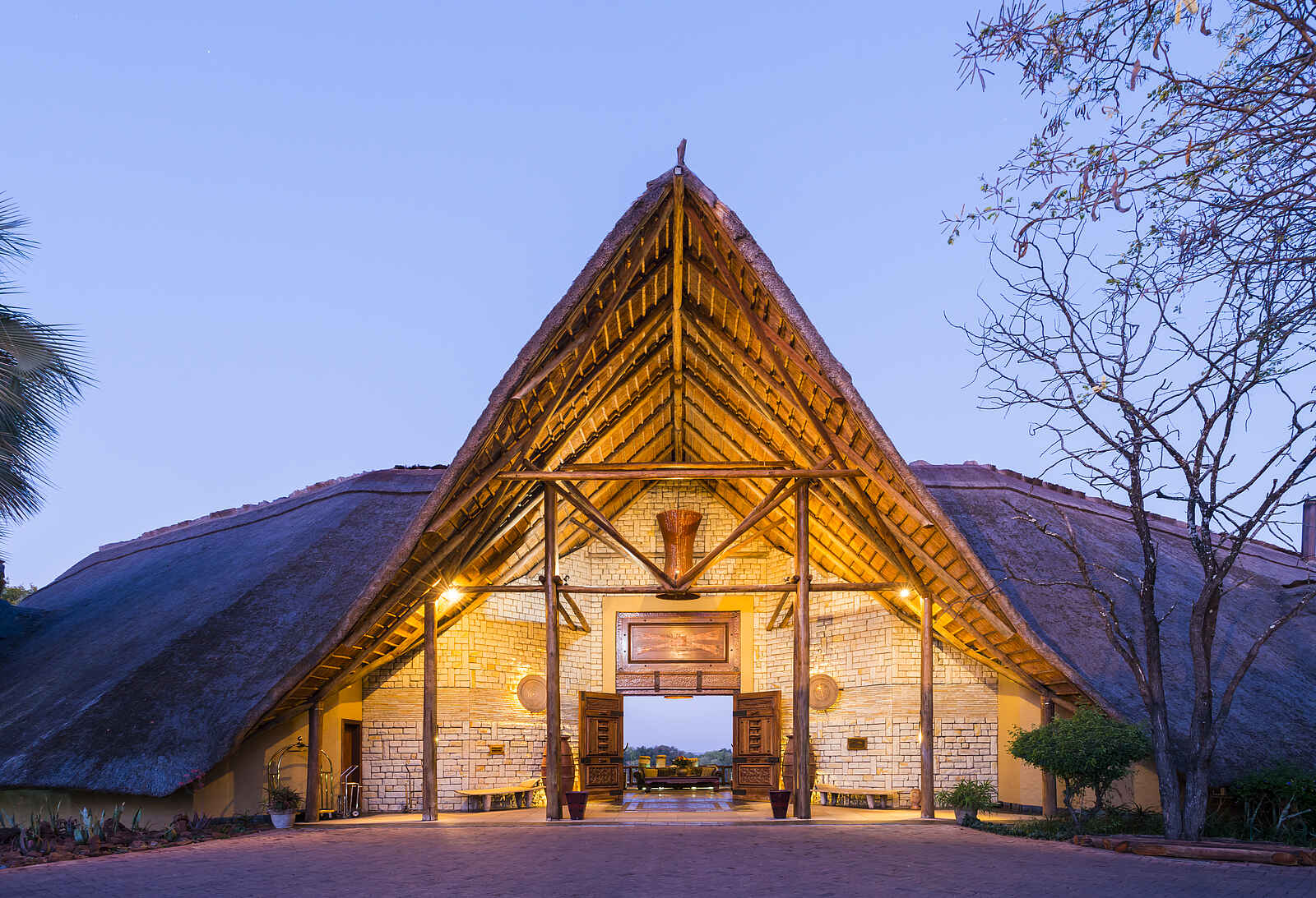 David Livingstone Safari Lodge: Das Haupthaus mit Reetdach David Livingstone Safari Lodge: Das Haupthaus mit Reetdach