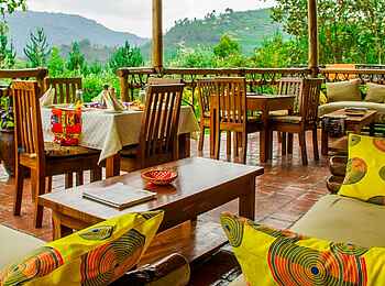 Ichumbi Gorilla Lodge: Restaurantterrasse mit Esstischen und Sesseln