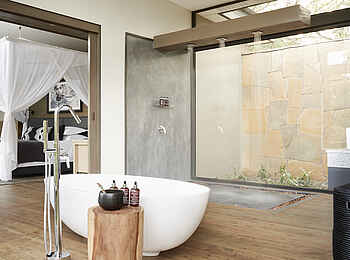 Sanctuary Olonana: Schlafzimmer und Badezimmer der Geoffrey Kent Suite Sanctuary Olonana: Schlafzimmer und Badezimmer der Geoffrey Kent Suite