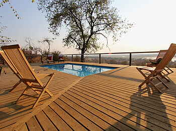 Chobe Elephant Camp: Swimmingpool mit Panoramablick Chobe Elephant Camp: Swimmingpool mit Panoramablick