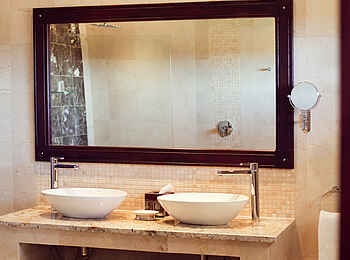 Erindi Old Traders Lodge: Waschtisch mit Spiegel