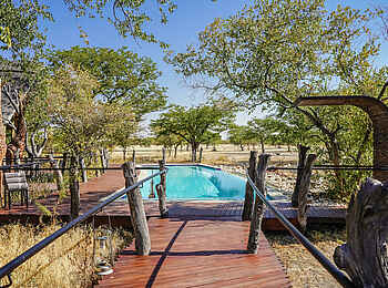 Etosha Oberland Lodge: Blick auf den Poolbereich Etosha Oberland Lodge: Blick auf den Poolbereich