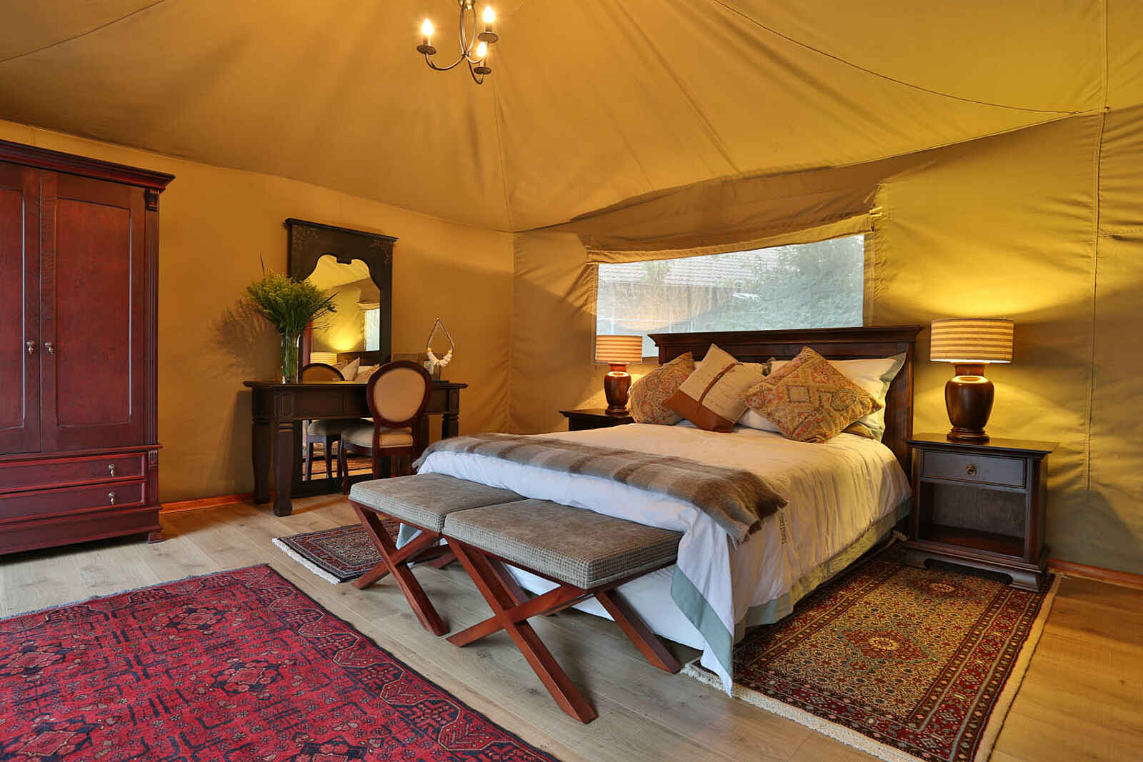 Kadizora Camp: Bett und Teppiche Kadizora Camp: Bett und Teppiche