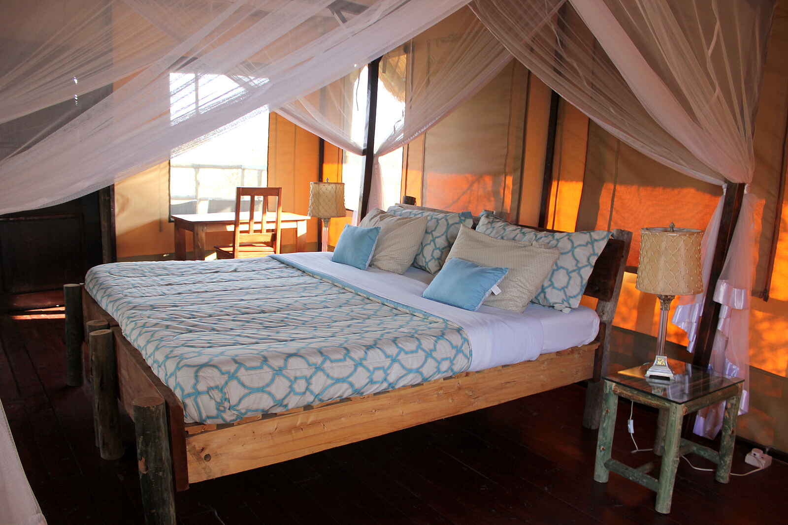 Kasenyi Safari Camp: Doppelbett unter Moskitonetz Kasenyi Safari Camp: Doppelbett unter Moskitonetz