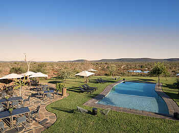 Madikwe Safari Lodge Lelapa: Swimmingpool mit Restaurant