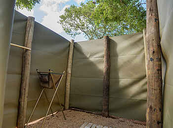 Mt Gorongosa Community Camp: Duschen mit Bucket Shower Mt Gorongosa Community Camp: Duschen mit Bucket Shower