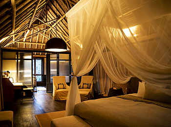 Segera Retreat: Doppelbett mit Moskitonetz im Garden House