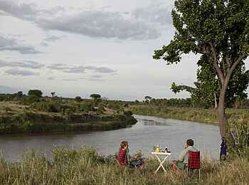 Serian's Serengeti South Camp: Lunch am Fluss