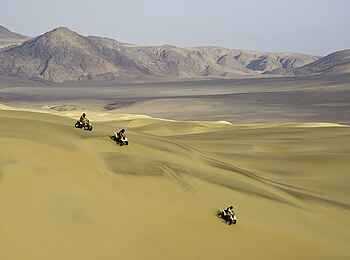 Serra Cafema: Dünensteilhang auf Quadbikes befahren