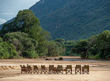 Wayo Manyara Green Camp: Elefanten vor der Feuerstelle